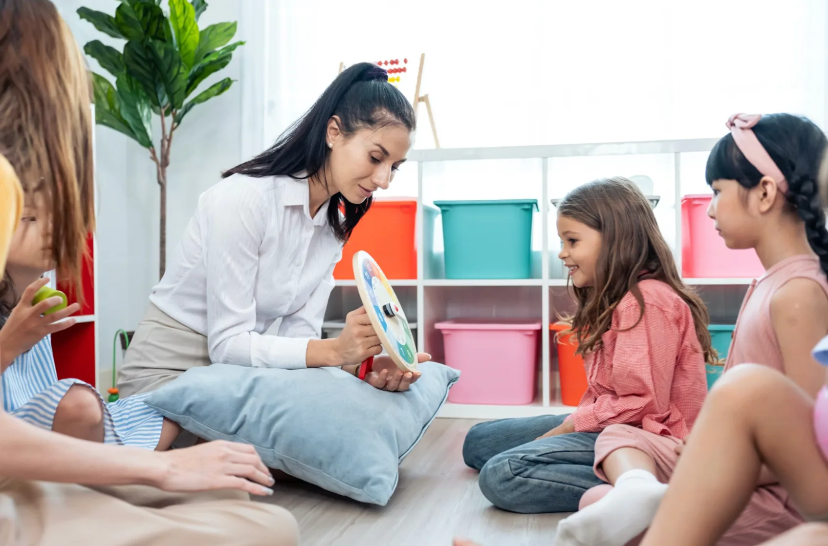 Coordia, professionnelle accompagnant une enfant dans une salle de suivi